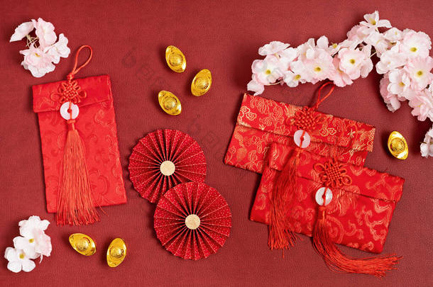 <strong>中国</strong>新年装饰比红色背景。传统意义上的农历新年红包，纸<strong>扇</strong>，金锭与文字意味着好运，繁荣，财富。平躺在地上，俯瞰四周