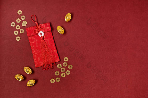 中国新年装饰比红色背景。传统的农历新年红包，金锭与文字意味着好运，繁荣，财富。平躺在地上，俯瞰四周