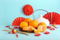 带有中国传统茶色背景的味道鲜美的橘子