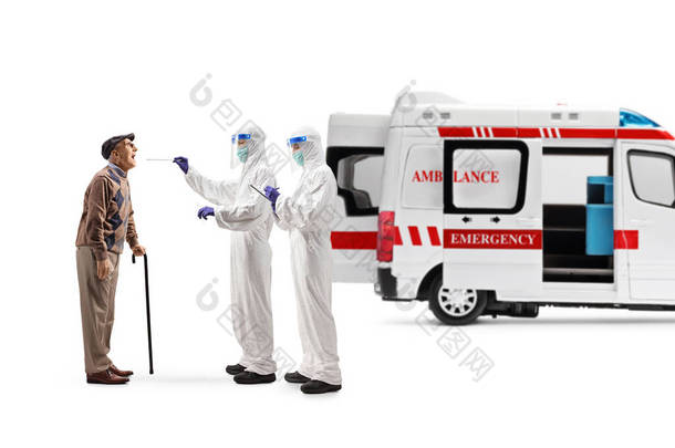 一名医护人员用救护车对一名因白人背景而被隔离的老人进行棉签测试，照片全长拍摄