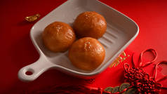 中国油炸面包放在盘子里,油炸奶油或猪肉面包上.亚洲菜、中国菜的概念.