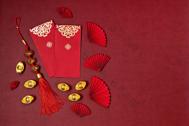 中国新年装饰。传统的农历新年<strong>红包</strong>，纸迷和金锭，文字代表着好运，繁荣，财富。平躺在地上，俯瞰四周