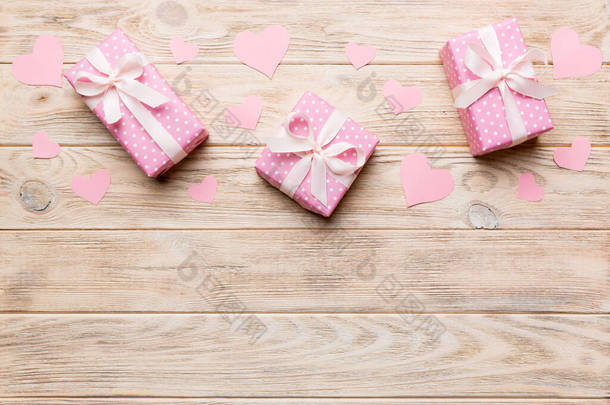 情人节作品集：红色礼品盒，有弓形和心形图案。圣诞礼物从上面看文字空间。贺日贺卡.