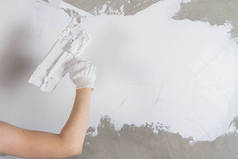 白种人女工的阴毛，房子里有一个带有油灰混凝土墙的沙漏.