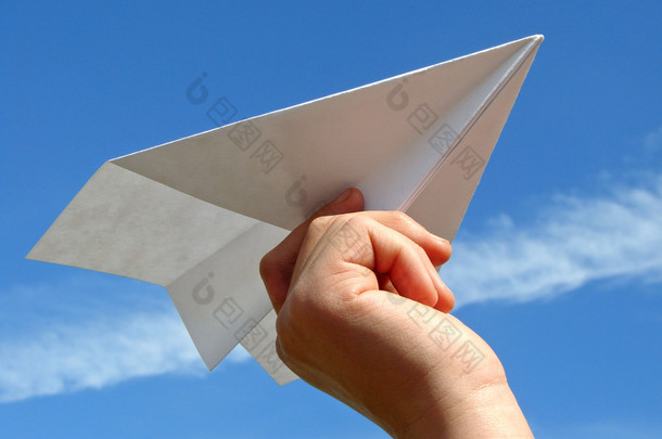儿童手与纸飞机