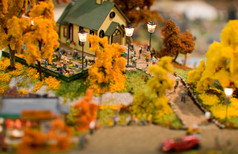 玩具城。橙色的微型城市秋天的颜色.