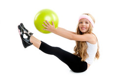 儿童小健身房女孩与绿色瑜伽球
