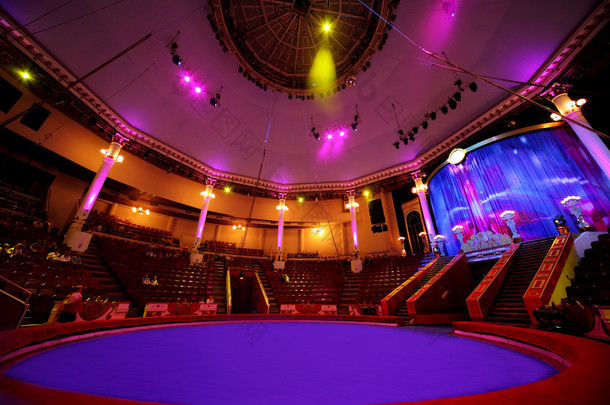在马戏团<strong>紫色光</strong>灯一般视图在 cellin 圆形竞技场
