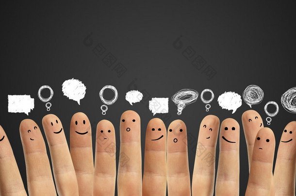 快乐集团的手指表情与社会聊天标志和语音泡沫.