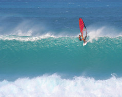 在大浪中的风帆windsurfer σε μεγάλο κύμα