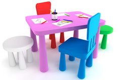 多彩塑料孩子椅子和桌子