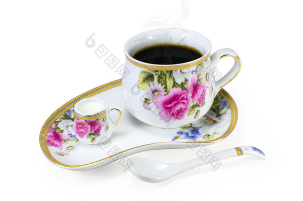 一套瓷杯子与蒸制茶或咖啡和奶油
