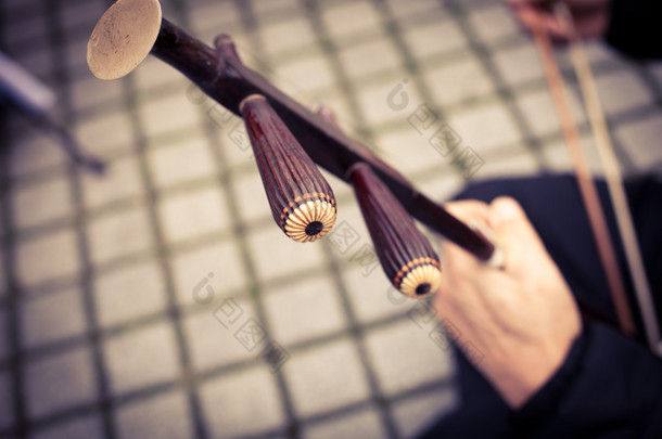 音乐家演奏传统胡琴、 二胡