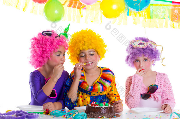 吃巧克力蛋糕的儿童快乐的生日派对