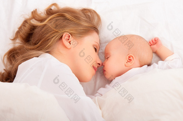 睡在一起。母亲拥抱<strong>新生</strong>婴儿躺在床上