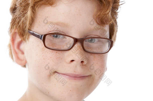 9 岁的白人微笑一点真正的男孩张特写头像