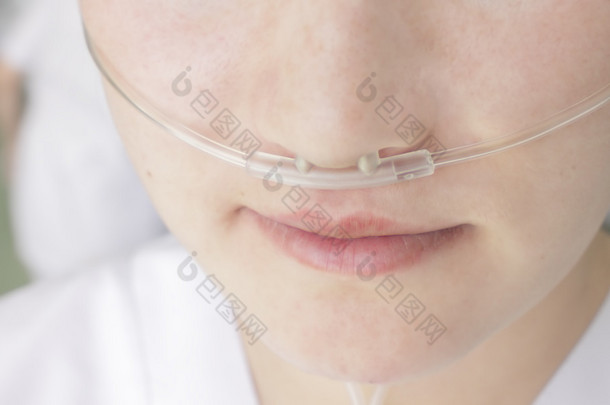 在患病期间通过塑料的鼻导管呼吸