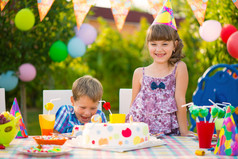 在后院的多彩蛋糕的生日聚会