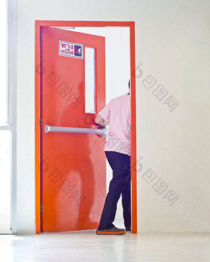 男人紧急开门图片-包图网企业站