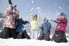 人们在滑雪胜地的雪玩