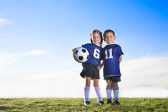 两个可爱的青年足球运动员穿的队服