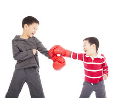 两个男孩打架拳击手套.