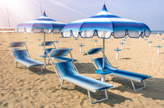 遮阳伞和日光浴浴床在里米尼海滩-意大利的夏天