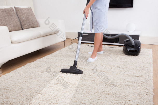 女佣清洗地毯用真空吸尘器