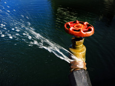 软管水龙头连接漏水和喷水