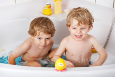 两个小的双胞胎男孩玩水由广管局在考虑浴