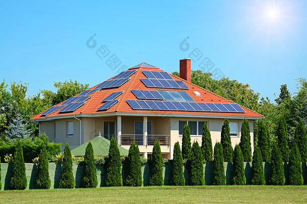 <strong>屋顶</strong>上的太阳能电池板