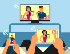 多屏互动。男人和女人正在参加歌手电视剧使用智能手机和平板电脑