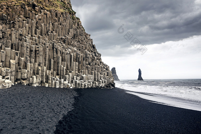 reynisfjara 和装入 reynisfjall 的黑沙海滩