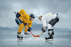 冰上曲棍球选手在冰上