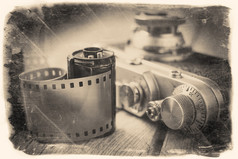 旧胶卷和复古照相机放在桌子上.