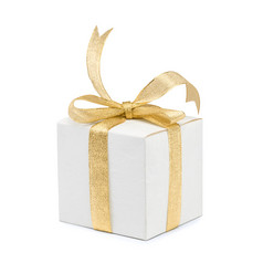 白色背景上的金丝带蝴蝶结礼品盒