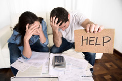年轻夫妇担心在家中糟糕的财务状况应力寻求帮助