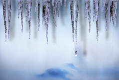 冰柱挂在冬季