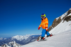 男孩在山区冬季滑雪