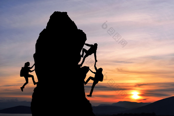<strong>团队</strong>协作的联合工作，两个男人旅行和女孩互相帮助在<strong>登山团队</strong>，美丽的日落景观