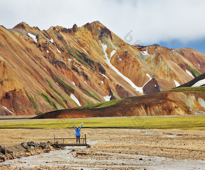 在国家公园 Landmannalaugar 在冰岛的女人