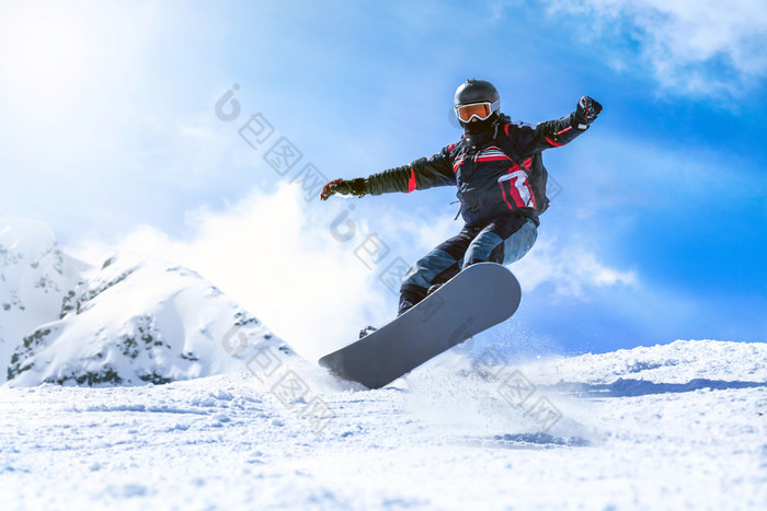 在冬天从山上跳跃滑雪