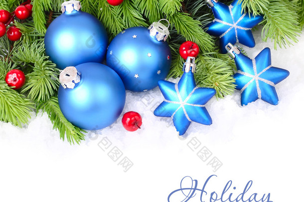 <strong>蓝色</strong>圣诞球，星星和蓬松<strong>分支</strong>的白色背景上的一棵圣诞树上的红色浆果。圣诞节背景以及放置文本的位置.