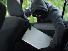 偷车-一台笔记本电脑被盗空置车窗外.