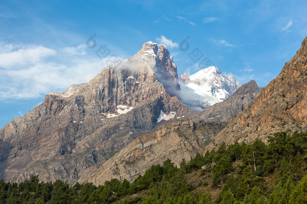 <strong>范山山</strong>峰