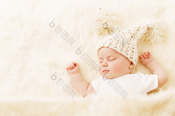 宝宝<strong>睡着</strong>了，新生的小孩肖像在帽子里，新出生的睡眠<strong>睡着</strong>了