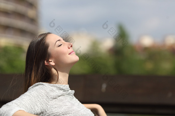 城市妇女呼吸深新鲜空气