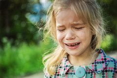 悲伤哭泣的小女孩