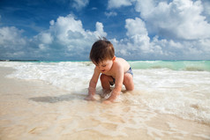 在热带海滩男孩 enyojs 夏季的一天.