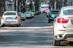 城市街道两侧停放的汽车